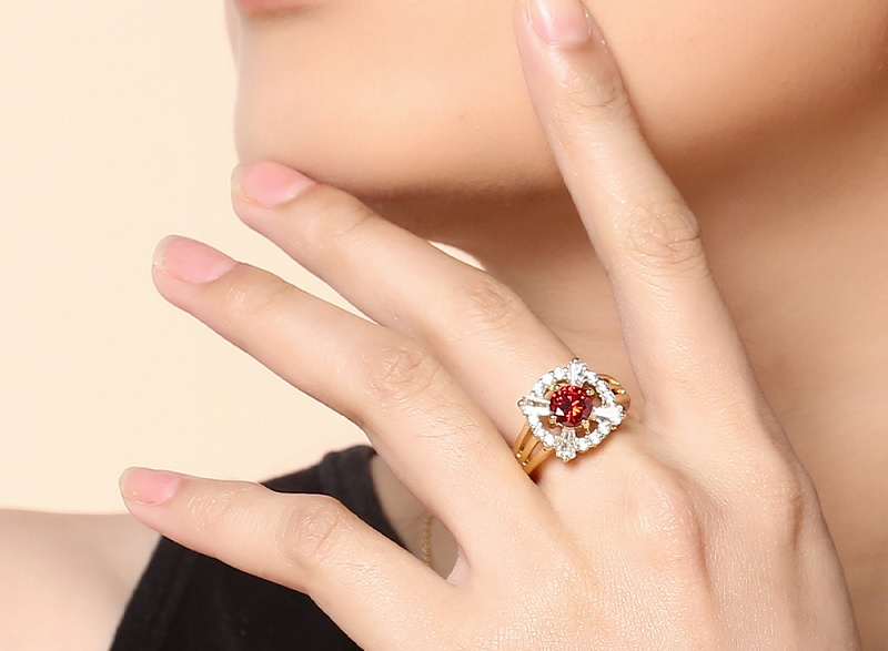 Nhẫn đính đá đỏ sang trọng